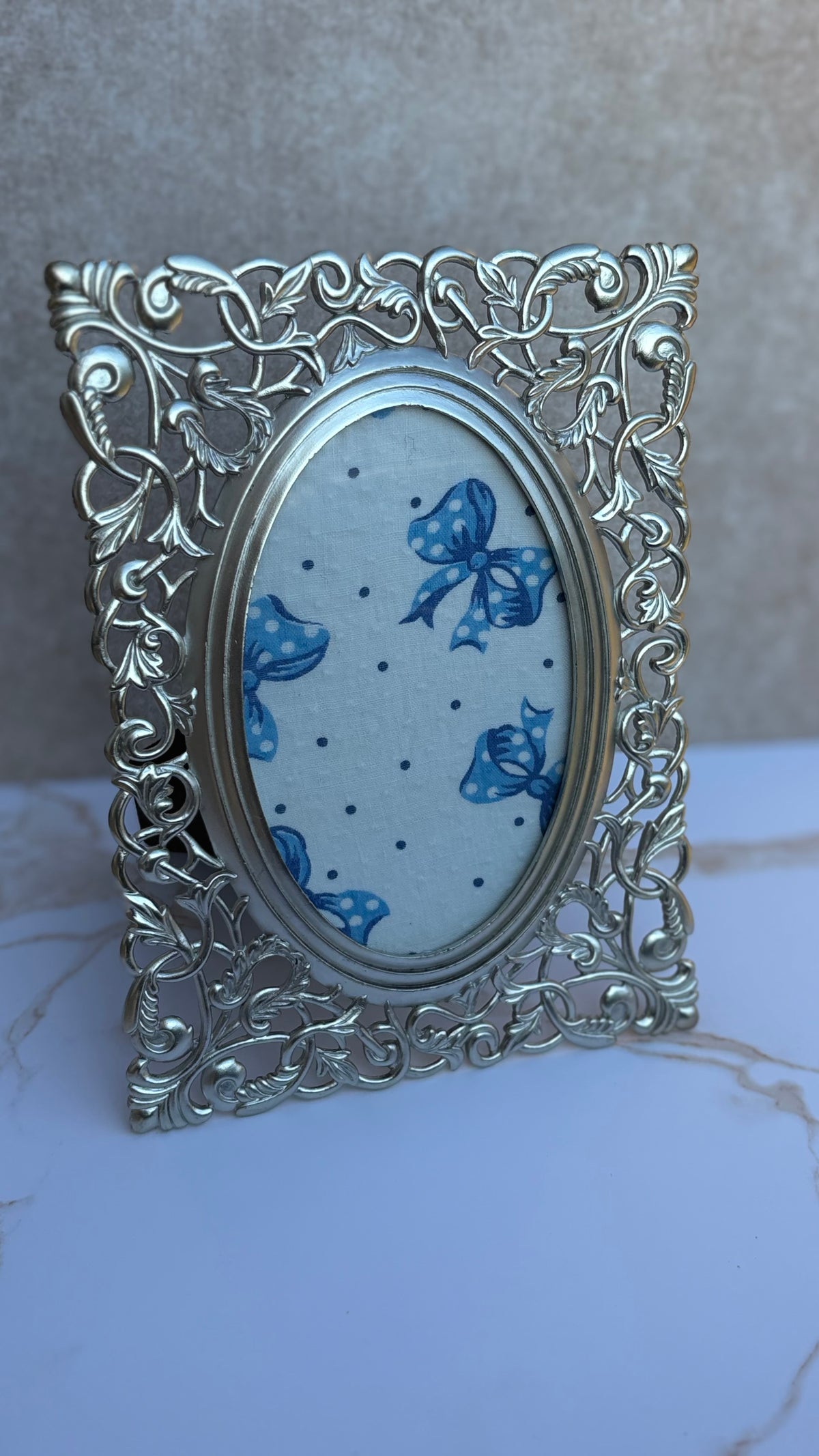Ornate Silver-Toned Picture Frame with Oval Window