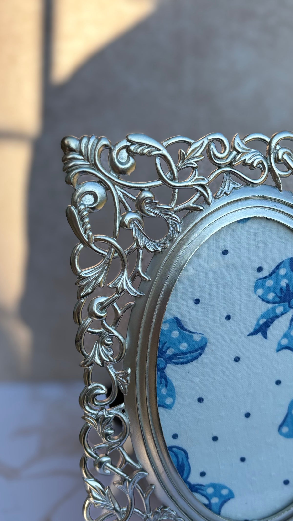 Ornate Silver-Toned Picture Frame with Oval Window